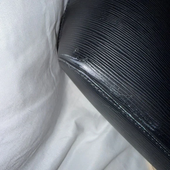 Louis Vuitton Elegant Black Tote Bag - Picture 5 of 8